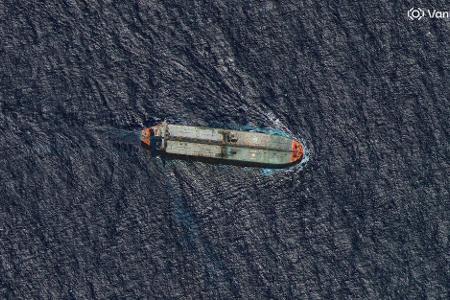 Der kürzlich von den USA vor der Küste Venezuelas beschlagnahmte Rohöltanker "Skipper", gesehen, als das Schiff in südwestlicher Richtung fährt und sich etwa 33 Kilometer nördlich von Guadeloupe in der südlichen Karibik befindet.