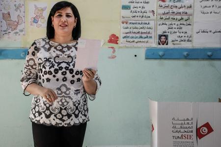 Ein tunesisches Gericht hat die prominente Oppositionspolitikerin Abir Moussi zu einer Gefängnisstrafe von zwölf Jahren verurteilt. (Archiv)