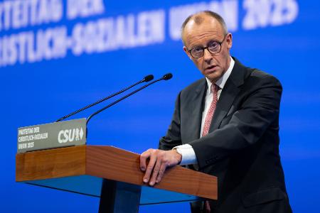Auf Details der geplanten Verhandlungen über einen Waffenstillstand geht Bundeskanzler Friedrich Merz (CDU) in seiner Rede auf dem CSU-Parteitag nicht ein.