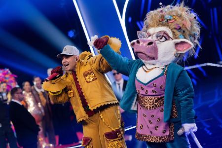 Die beiden Finalisten: Zweitplatzierter Pietro Lombardi und die noch maskierte Kuh. 