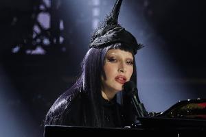 Unfall bei Lady-Gaga-Konzert: Tänzer stürzt von nasser Bühne