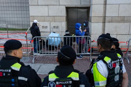 Menschen hatten lange vor Prozessbeginn vor dem Gericht gewartet. 