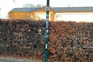 Straßenlaterne mit fehlender Abdeckklappe