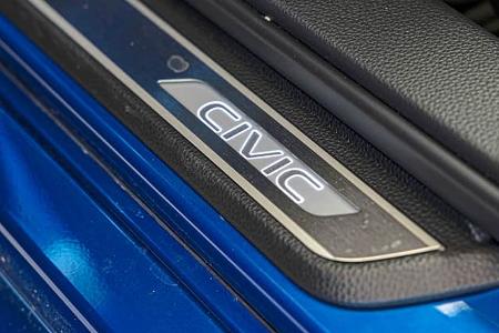 Honda Civic e:HEV Sport, Einstiegsleiste