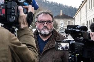 Der wegen der Vergiftung von Patienten angeklagte Anästhesist in Frankreich beteuert seine Unschuld.