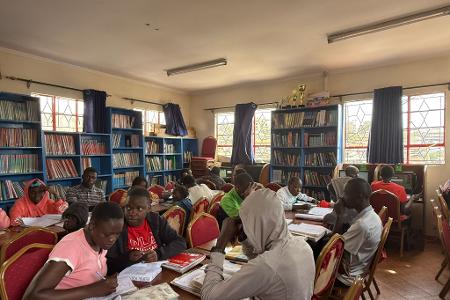 Kinder und Jugendliche lernen in der Bücherei der Selbsthilfeorganisation Shofco in Kibera, Nairobis größtem Slum. (Archivbild)