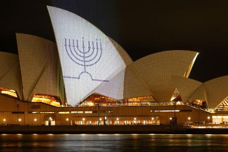 Das Sydney Opera House erstrahlt mit dem Bild eines Chanukka-Leuchters. 