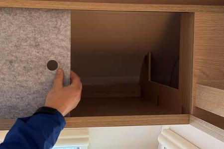 LMC e:dero 470 K (2025) Detail Schrankklappe aus Filz