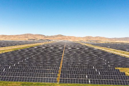 Solarpanels in einer Wüste
