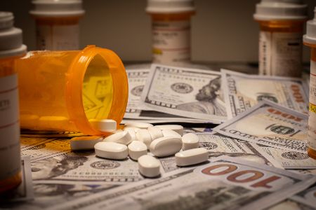 Fentanyltabletten und Dollarscheine