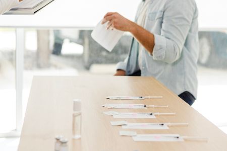 Mehrere Spritzen liegen verpackt auf einem Tisch