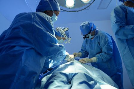 Ärzteteam führt eine OP durch