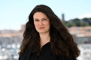 Regisseurin Mascha Schilinski nimmt mit ihrem Film "In die Sonne schauen" eine Oscar-Hürde. (Archivbild)