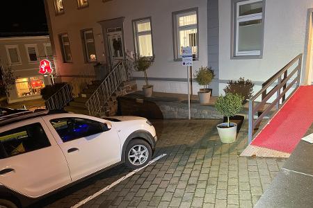 Das Gelände an der Gebäudeseite wurde beschädigt.