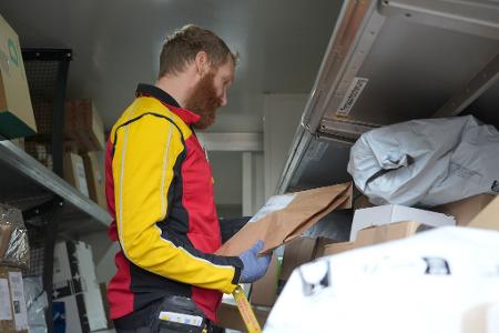 Mehr als 200 Pakete fährt der Paketbote täglich in der Weihnachtszeit aus. 