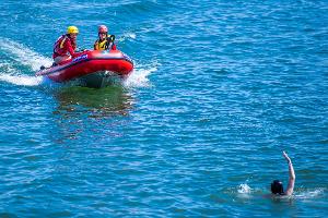 Die DLRG-Lebensretter gehen im laufenden Jahr von weniger Badetoten aus als noch 2024. (Archivbild)