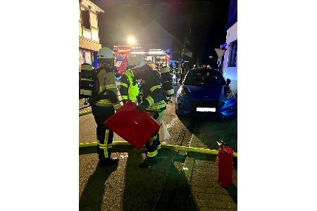 Unter Atemschutz ging ein Trupp zur Brandbekämpfung vor