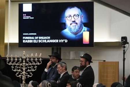 Trauernde versammeln sich in Sydney, Australien, in einer Synagoge zur Beerdigung von Rabbi Eli Schlanger, einem Opfer des Angriffs in Bondi Beach. (Foto aktuell)