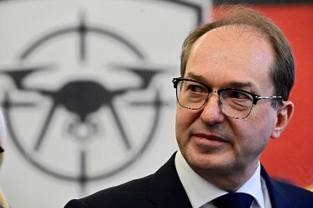 Innenminister Dobrindt dankt der Bundespolizei, die beim Aufbau des neuen Drohnenabwehrzentrums eine wichtige Rolle spielt.