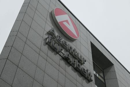 Mit Hilfe und Härte sollen die Behörden den Hilfebeziehenden begegnen. (Archivbild)