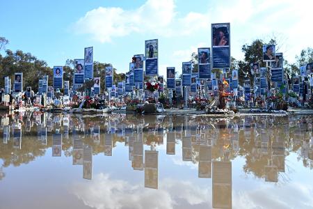 Mit Gedenktafeln wird an die Opfer erinnert.