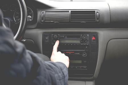 Verkehrsmeldungen im Radio hören