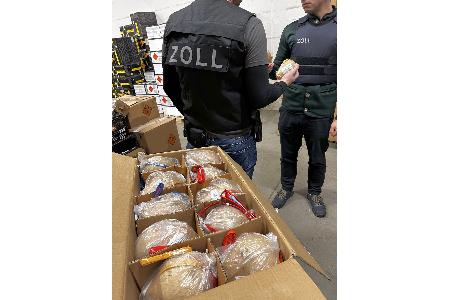 Zwei Zollbeamte mit Kugelbomben in der Hand. Foto: Zollfahndungsamt München