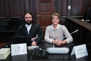 Christina Blocks Verteidiger Ingo Bott fordert, dass eine Anklage gegen ihren Ex-Mann Stephan Hensel in einem weiteren Verfahren öffentlich verlesen wird. 