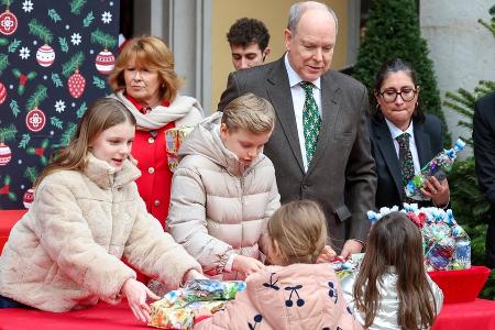 Prinzessin Gabriella und Prinz Jacques verteilen Weihnachtsgeschenke