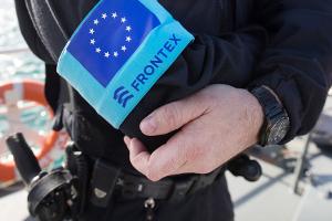 Die europäische Grenzschutzagentur Frontex sieht sich mit Schadenersatzklagen von Schutzsuchenden konfrontiert. (Archivbild)