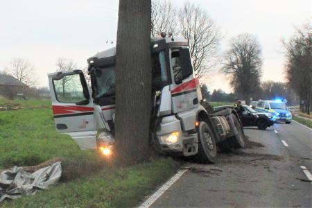 Lkw-Fahrer bei Unfall verletzt.
(Foto: Polizei Viersen)