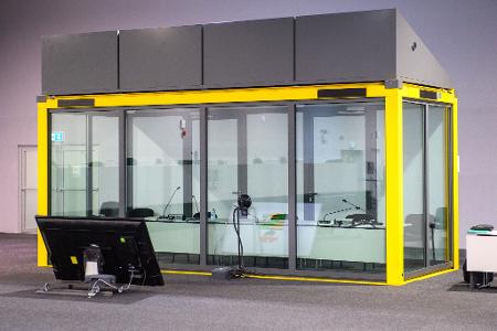 Blick auf den leeren Glaskasten im Gerichtssaal des temporären Gerichtsgebäudes vom Landgericht Magdeburg, in dem normalerweise der Todesfahrer vom Magdeburger Weihnachtsmarkt sitzt.