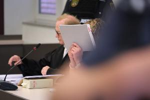 Vor dem Landgericht in Dessau-Roßlau ist eine Zwillingsmutter nach dem Tod ihrer Kinder verurteilt worden. (Archivbild)