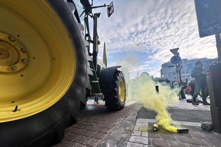 Landwirte ziehen mit ihren Traktoren durch die Straßen Brüssels. 