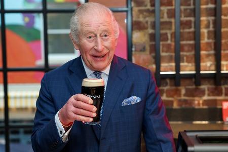 König Charles eröffnet Brauerei und zapft ein 