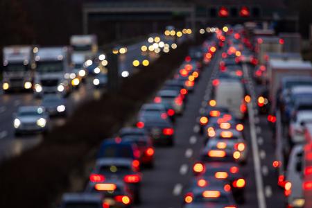 Der Weg zum Weihnachtsbaum führt für viele über die Autobahnen. Dort soll es in diesem Jahr aber nicht allzu voll werden. (Symbolbild)