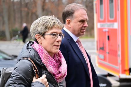 Kramp-Karrenbauer setzt sich gegen Krings durch. 