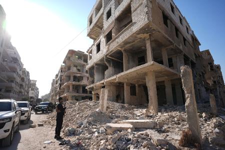 Zerstörte Häuser im syrischen Harasta, einem Vorort von Damaskus. (Archivbild)