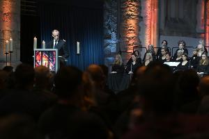 Bundeskanzler Friedrich Merz (CDU) spricht in der Johanniskirche bei der Gedenkveranstaltung für Betroffene und Hinterbliebene ein Jahr nach dem Anschlag auf dem Magdeburger Weihnachtsmarkt.