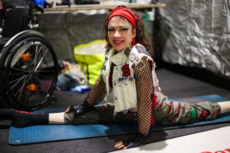 Sie ist vom Bauchnabel abwärts gelähmt, dann wagte sie einen Handstand, der alles veränderte.