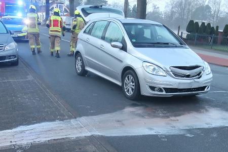 Beim Aufprall ausgetretene Betriebsstoffe des Mercedes