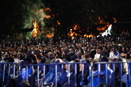 Zahlreiche Menschen nehmen an einer Mahnwache zum Nationalen Gedenktag für die Opfer und Überlebenden des Anschlags am Bondi Beach in Sydney teil.
