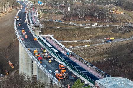 Überall Fahrzeuge und Arbeiter: Die Baufirmen haben die neue Brücke im Rekordtempo hochgezogen.