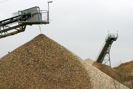 Kies und Sand sind weiter der in Deutschland am häufigsten gewonnene Rohstoff. Doch die Fördermenge schrumpft. (Symbolbild)