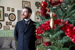 Schon länger hat Valerio Bonanno seine Wohnung  mit Möbeln aus der Kaiserzeit eingerichtet und trägt nur Kleidung von damals - jetzt hat er erstmals auch ein Weihnachtszimmer aus der Epoche um 1900 nachgestellt.