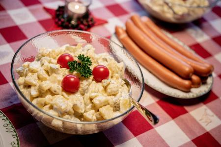 Laut einer aktuellen Statista-Befragung geben 34 Prozent der Befragten an, dass es bei ihnen über die Weihnachtsfeiertage Würstchen mit Kartoffelsalat gibt. (Symbolfoto)