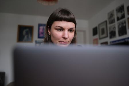 Susanne Siegert, Content Creator, sitzt am Laptop. Die 33-Jährige aus Leipzig informiert auf Tiktok und Instagram über den Holocaust. (Archivbild)