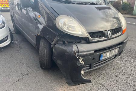 Ein 41 Jahre alter Fahrer beabsichtigte am Montag (22.12.2025) im Wasserlosen Tal auszuparken und scherte auf die Fahrbahn. Dabei kam es zu einer Kollision mit einem Renault.