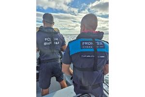 Ein Frontex-Beamter und ein portugiesischer Polizist gemeinsam im Einsatz (Foto: PP Einsatz)