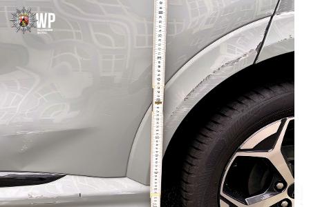 Der Ford Puma wurde auf der Fahrerseite im hinteren Bereich gerammt und beschädigt. Wer hat etwas beobachtet?